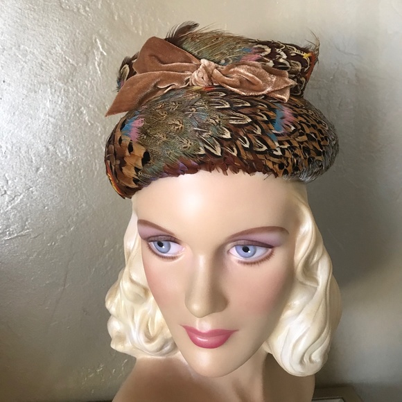MAGNIFICENT AND UNIQUE 1950s MULTI COLORED PHEASANT FEATHER HAT WITH VELVET BOW main image 15